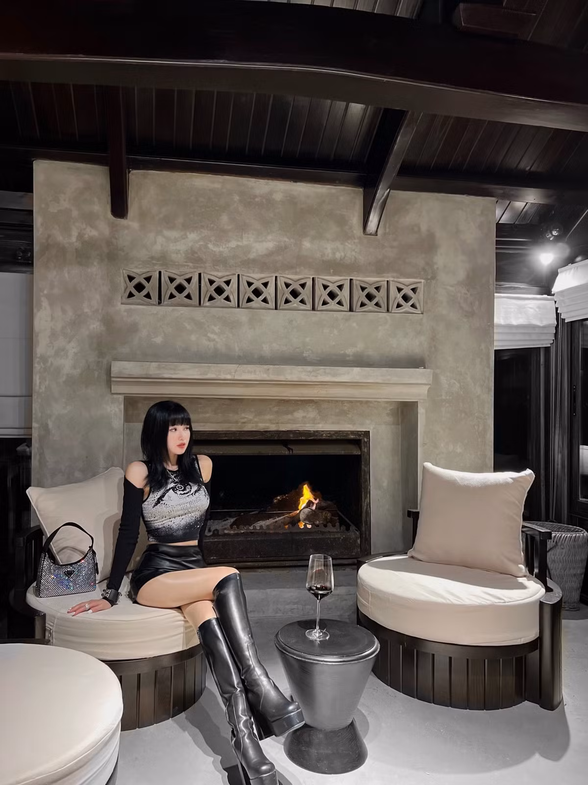 Cụ thể, Anh Thư cho biết: "Có bất kỳ điều gì sai sự thật, tôi sẵn sàng chịu trách nhiệm. Chị ấy vu khống, thóa mạ, chèn ép cũng như yêu sách quá quắt trong công việc nhằm bắt đền, chiếm đoạt sức lao động. Chị ấy hành hạ bên tôi bao nhiêu lần rồi...