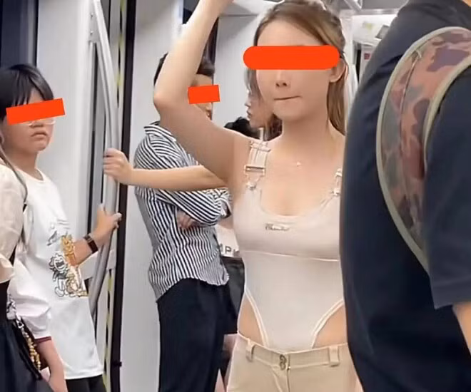 Điều đáng nói là trang phục của cô gái này lại có phần phản cảm khi nó không chỉ ôm sát cơ thể mà còn làm lộ rõ những khu vực nhạy cảm, thu hút sự chú ý của nhiều người xung quanh.