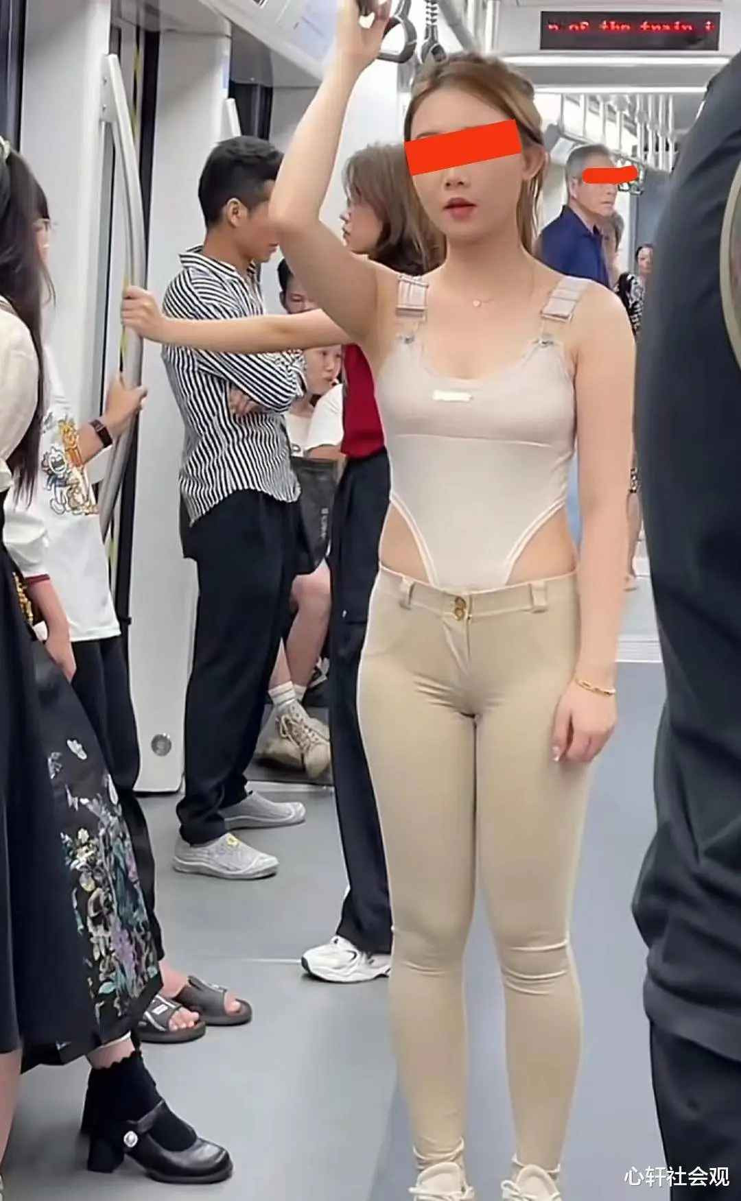 Mặc dù bodysuit là một trang phục đã được ứng dụng vào thời trang đường phố nhưng việc cô gái lựa chọn một chiếc áo có đường khoét quá sâu cùng chiếc quần bó chẽn đã làm mất đi tính thời trang và khiến nhiều người xung quanh "nóng mắt.