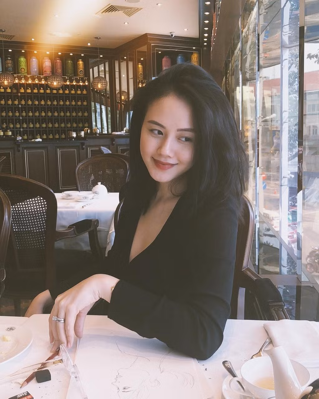 Chia sẻ với mối quan hệ với Tường San, Thục Anh cho biết Á hậu à mẫu ảnh của cửa hàng cô. Chính vì thế, 2 chị em khá thân thiết và thường xuyên xuất hiện cùng nhau.