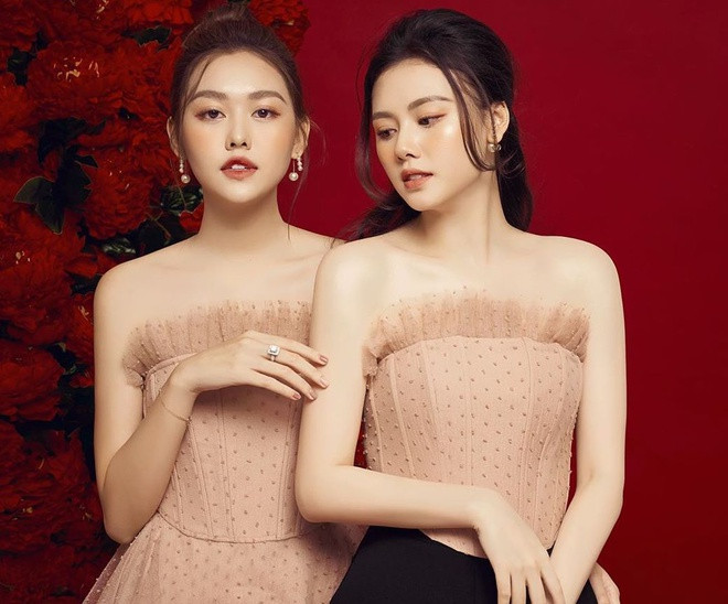 Mới đây, Thục Anh khiến cư dân mạng bất ngờ khi tung loạt ảnh chụp cùng Á hậu Tường San. Trong ảnh, cả hai cô nàng đều gây chú ý với nhan sắc xinh đẹp, nổi bật và đặc biệt là giống nhau “như hai giọt nước”.