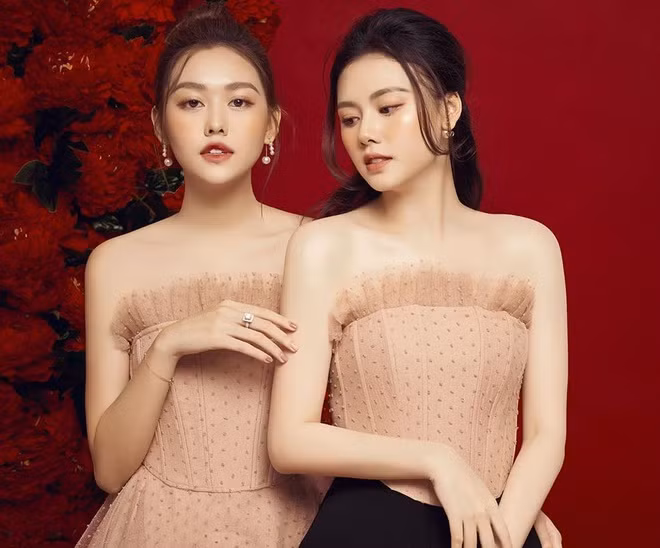 Mới đây, Thục Anh khiến cư dân mạng bất ngờ khi tung loạt ảnh chụp cùng Á hậu Tường San. Trong ảnh, cả hai cô nàng đều gây chú ý với nhan sắc xinh đẹp, nổi bật và đặc biệt là giống nhau “như hai giọt nước”.