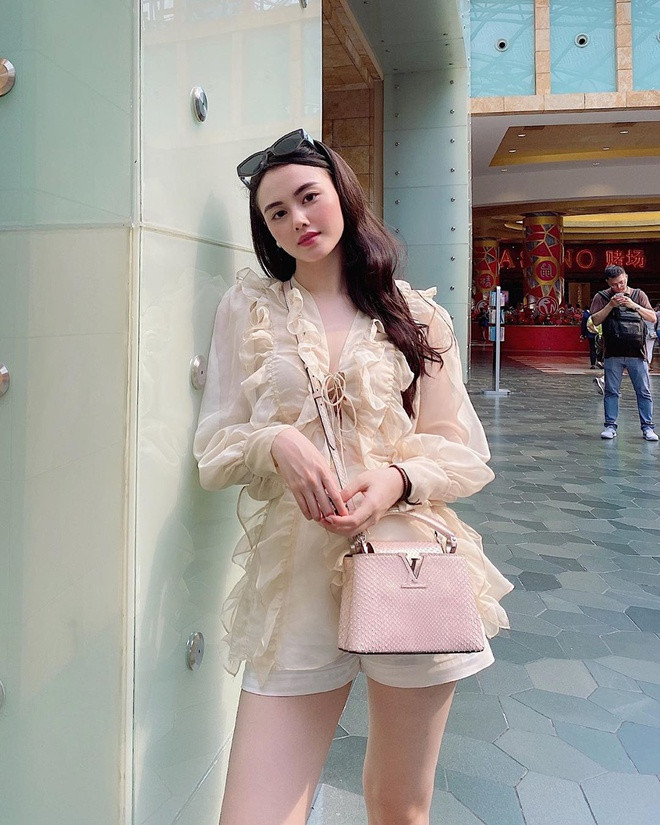 Bên cạnh đó, cách trang điểm tinh tế, nhẹ nhàng càng tôn lên vẻ quyến rũ, gợi cảm của cả Á hậu 9X Tường San lẫn Thục Anh.