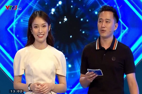 Khán giả hỏi rằng, liệu Khánh Vy có xuất hiện ở một điểm cầu đảm nhiệm vai dẫn hay không, "hot girl 7 thứ tiếng" cũng lần đầu tiết lộ.