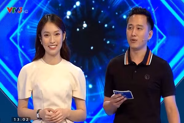 Khán giả hỏi rằng, liệu Khánh Vy có xuất hiện ở một điểm cầu đảm nhiệm vai dẫn hay không, "hot girl 7 thứ tiếng" cũng lần đầu tiết lộ.