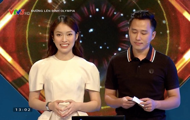 Trước giờ phát sóng tập đầu tiên ngày 26/9, trên fanpage "Đường lên đỉnh Olympia" đã có đoạn video chia sẻ cảm xúc của Trần Khánh Vy khi lần đầu đảm nhận vai trò quan trọng cho chương trình.