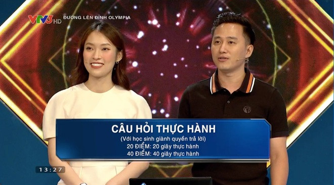 Trong video, Khánh Vy chia sẻ: "Ngay ở tập ghi hình đầu tiên, mình đã bị ekip nhắc nhở phải nói to lên. Cảm xúc của mình là lo lắng, hồi hộp, căng thẳng. Mình vẫn là một người còn trẻ, tuổi nghề còn ít. Trong khi các anh chị đi trước thì rất tài giỏi, đều là các BTV, nhà báo giàu kinh nghiệm...