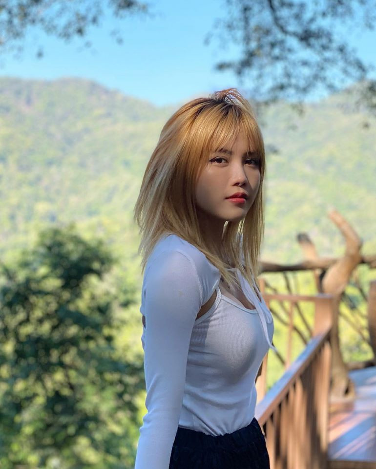 Nhờ cách chọn đồ khá thông minh, Thiều Bảo Trâm vừa có thể phô diễn thân hình đồng hồ cát khá chuẩn, mà chẳng hề phản cảm.