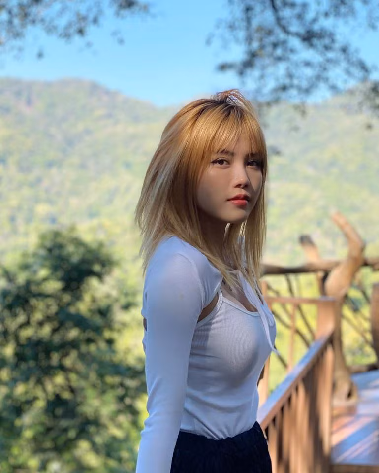 Nhờ cách chọn đồ khá thông minh, Thiều Bảo Trâm vừa có thể phô diễn thân hình đồng hồ cát khá chuẩn, mà chẳng hề phản cảm.