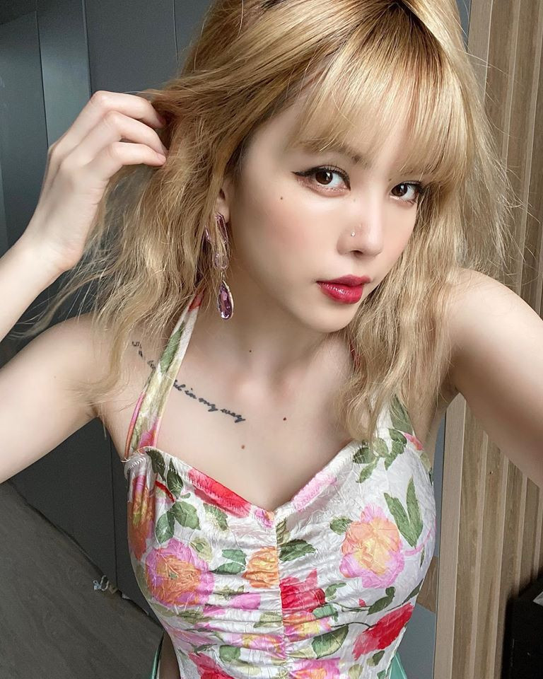 Nhắc đến Thiều Bảo Trâm, nhiều người sẽ nhớ đến một cô nàng sở hữu nhan sắc khá ấn tượng với gương mặt ưa nhìn và thân hình thon gọn. Mới đây, cô nàng bị đặt gắn mác bạn gái ca sĩ Sơn Tùng M-TP này còn khiến nhiều người ngỡ ngàng khi khoe những bức ảnh với tấm lưng trần đẹp nuột nà.