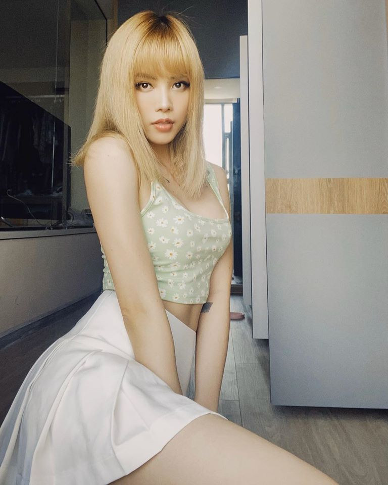 Thiều Bảo Trâm sinh năm 1994, được khán giả biết đến sau khi tham gia chương trình Ngôi nhà âm nhạc 2012. Tuy nhiên, tin đồn tình cảm với Sơn Tùng M-TP mới là điều khiến cô thực sự trở thành tâm điểm truyền thông.