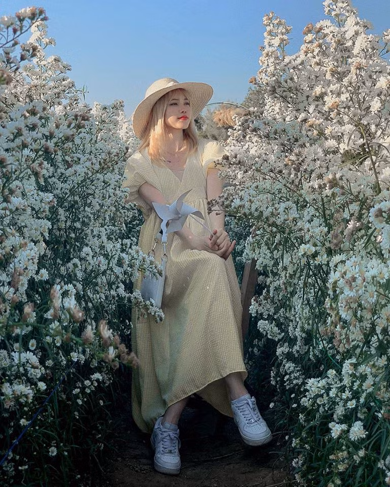 Thiều Bảo Trâm là cô gái khá vui tính và có phần trẻ con. Giọng ca 26 tuổi chia sẻ cô khá bánh bèo, thích nấu ăn và làm các việc nữ công gia chánh.