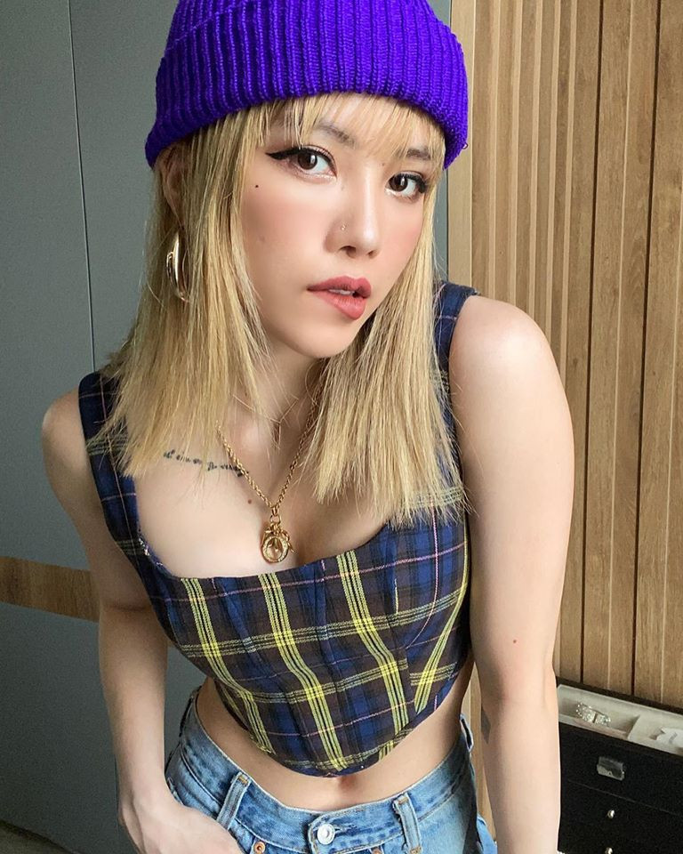 Không chỉ dừng lại ở việc người đẹp, Thiều Bảo Trâm còn khiến không chỉ anh em mà hội chị em cũng phải lả lướt ngắm nhìn nhờ phong cách thời trang biến tấu khôn lường.