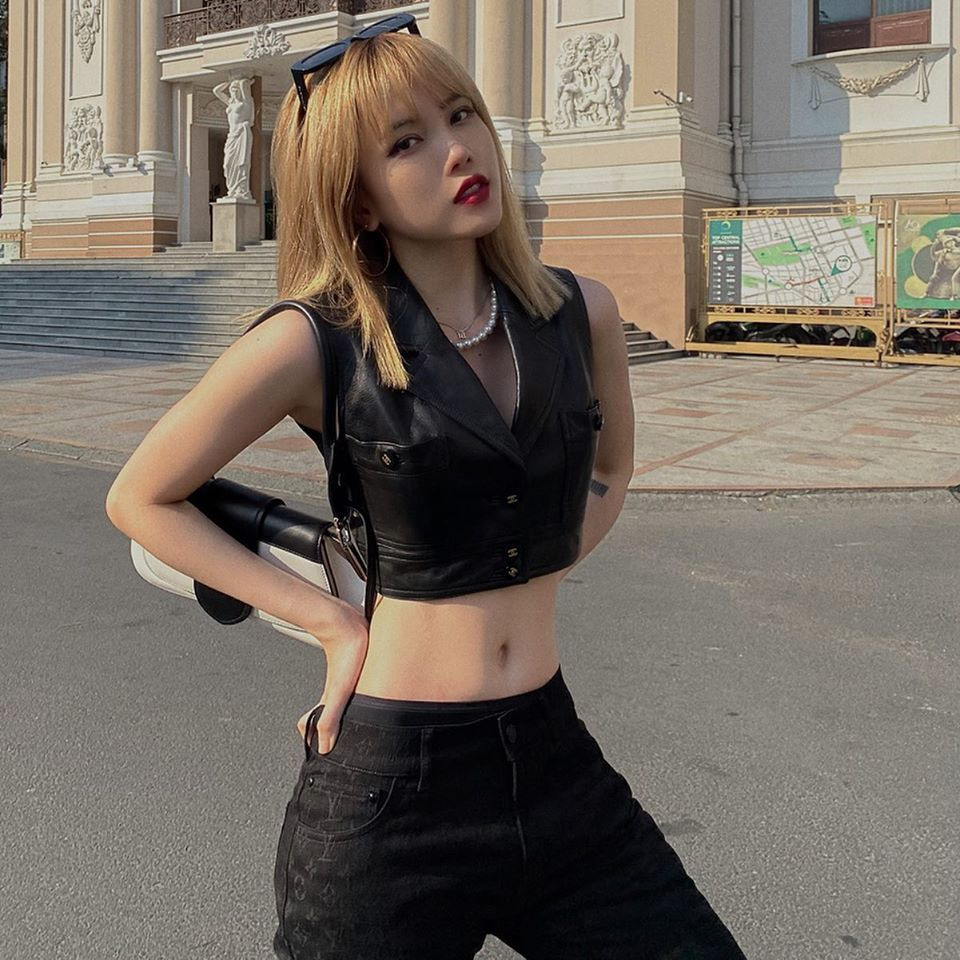 Không chỉ đẹp khi diện lên người những bộ cánh "bánh bèo", Thiều Bảo Trâm còn cho thấy sự khỏe khoắn, năng động khi mặc khoác những bộ đồ jeans.