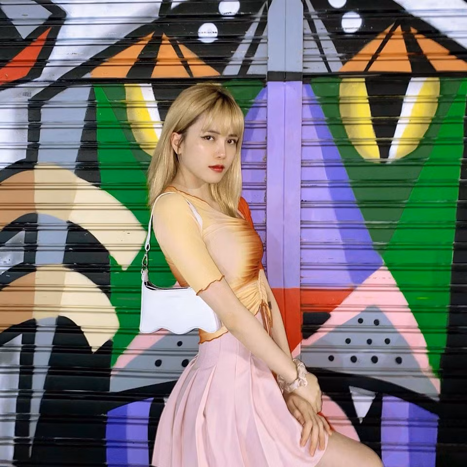 Không chỉ bám trend nhanh nhạy, Thiều Bảo Trâm còn là người tạo nên xu hướng trong cộng đồng nghệ sĩ trẻ hiện nay. Mỗi lần xuất hiện, bạn gái tin đồn của ca sĩ Sơn Tùng M-TP lại nhanh chóng trở thành tâm điểm với hình ảnh được thay đổi và làm mới liên tục.