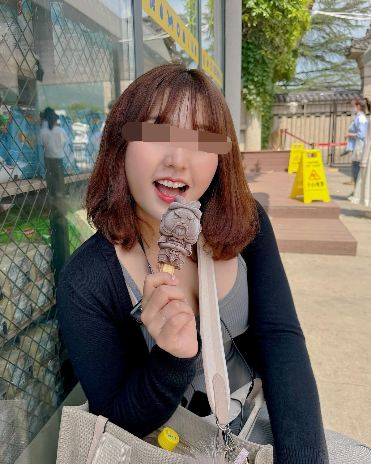 Bên dưới bình luận, một bộ phận khiếm nhã lại cho rằng, H.K.D.D đang gián tiếp "báo giá", khẳng định giá trị của bản thân. Thậm chí có cả ý kiến động chạm ác ý đến nhan sắc cô nàng.