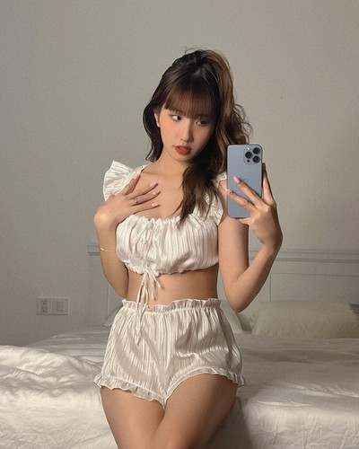 Những hình ảnh khoe vóc dáng trong các bộ đồ gợi cảm của cô nàng lúc nào cũng nhận về lượng tương tác ấn tượng trên trang cá nhân.