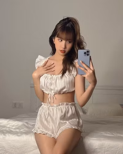 Những hình ảnh khoe vóc dáng trong các bộ đồ gợi cảm của cô nàng lúc nào cũng nhận về lượng tương tác ấn tượng trên trang cá nhân.