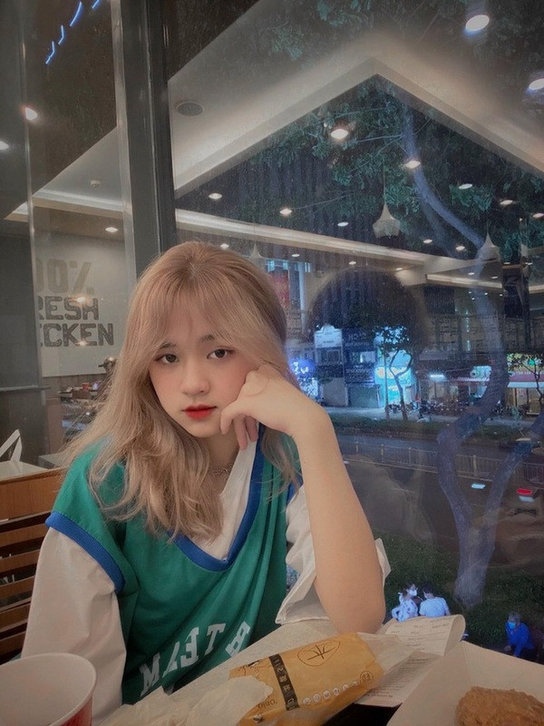 Trong trận đấu Việt Nam gặp Myanmar, vừa thi đấu xong là chàng cầu thủ hot boy của U23 Việt Nam đã gọi điện và nhắn tin ngay cho người yêu để thông báo tin mừng.