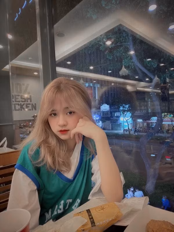 Trong trận đấu Việt Nam gặp Myanmar, vừa thi đấu xong là chàng cầu thủ hot boy của U23 Việt Nam đã gọi điện và nhắn tin ngay cho người yêu để thông báo tin mừng.