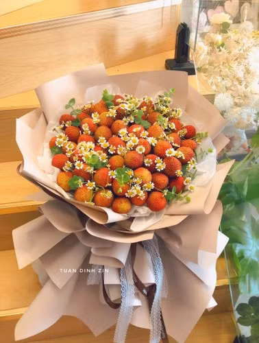 Bó hoa quả vải vừa xinh đẹp vừa thiết thực như thế này chắc hẳn sẽ tạo được ấn tượng rất tốt.