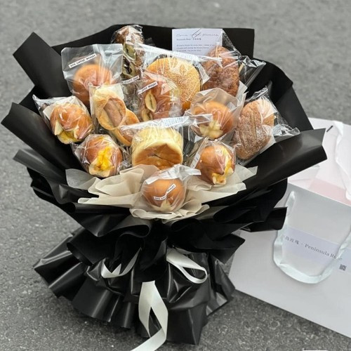 Bó hoa vô cùng thiết thực chắc chắn chị em nào cũng phải trầm trồ.