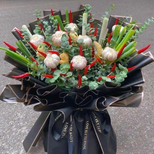 Thay vì là những bông hoa tươi, hoa khô đủ màu sắc thì nay cánh đàn ông lại đầu tư hoa bằng đồ ăn, thức uống hay vật dụng trong nhà vô cùng hài hước.