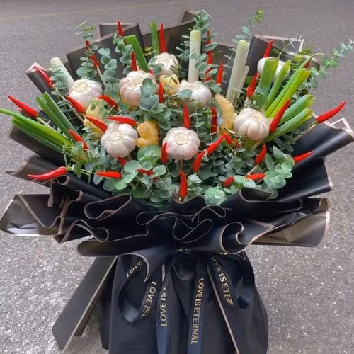 Thay vì là những bông hoa tươi, hoa khô đủ màu sắc thì nay cánh đàn ông lại đầu tư hoa bằng đồ ăn, thức uống hay vật dụng trong nhà vô cùng hài hước.