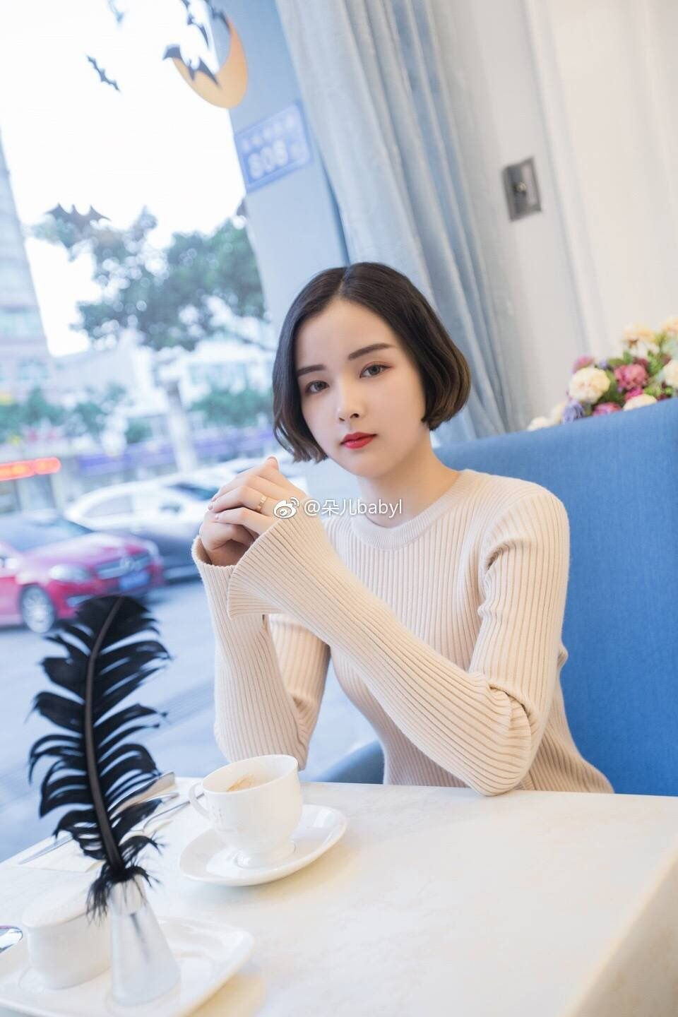 Trước những thông tin trái chiều đổ dồn về mình, 9X khẳng định đó chỉ là một chiếc váy bình thường chứ không hề có chuyện cưới xin.