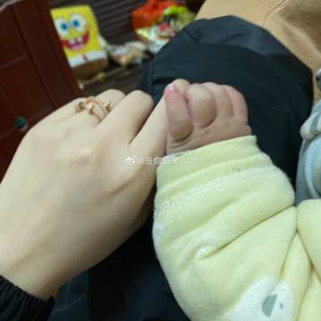 Nhưng tiếp đó, gái xinh lại gây chú ý với những tấm ảnh nắm tay một em bé sơ sinh. Điều này tiếp tục dấy lên nghi vấn cô đã lấy chồng và sinh con.