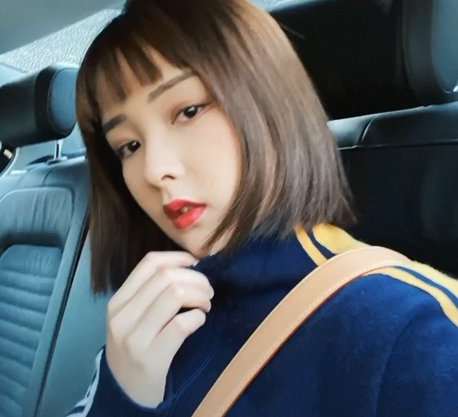 Trước đó, Đóa Nhi từng khoe ảnh xinh đẹp bên một chàng trai cùng dòng trạng thái: "Bạn trai nhỏ của tôi" làm nhiều người đồn đoán cô kết hôn với anh chàng này.