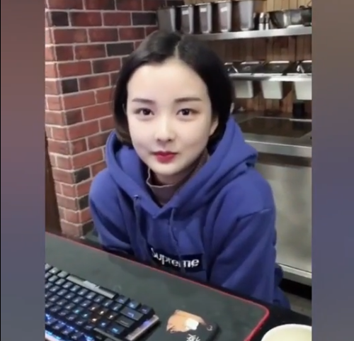 Sau gần 3 năm gây bão mạng, hiện gương mặt của Đóa Nhi không có quá nhiều đổi khác. Thay vì mái tóc ngắn cá tính, cô đã để tóc ngang vai.