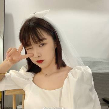 Trong mỗi video đăng tải, chàng trai có biệt danh Phong "đại thúc" cầm điện thoại ghi lại phản ứng của hot girl Đóa Nhi khi anh buông lời "tán tỉnh" cực hài. Những câu nói của nam chính nhanh chóng trở thành hottrend được dân FA học tập.