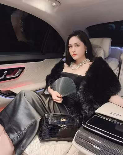 Nếu theo dõi trang cá nhân của Đoàn Di Băng có thể thấy phong cách thời trang của cô trẻ trung và năng động.