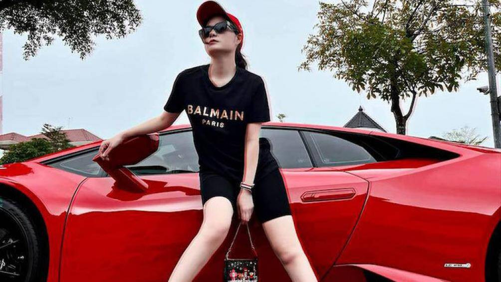 Gu thời trang của Đoàn Di Băng thiên về chọn sắc màu tối giản, phom dáng basic.