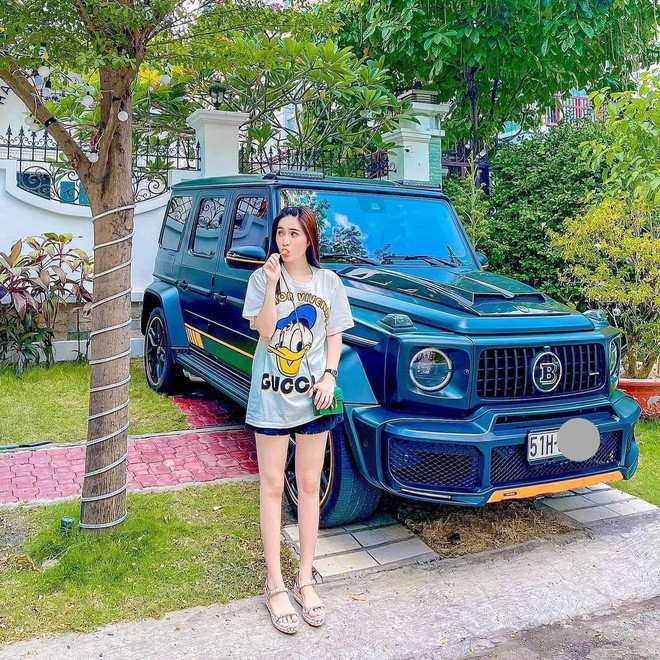 Nét biểu cảm nhẹ nhàng cùng cách pose đơn giản nhưng những bức ảnh của Đoàn Di Băng bên những chiếc siêu xe mà gia đình cô sở hữu vẫn nhận được lượng tương tác cao từ netizen.