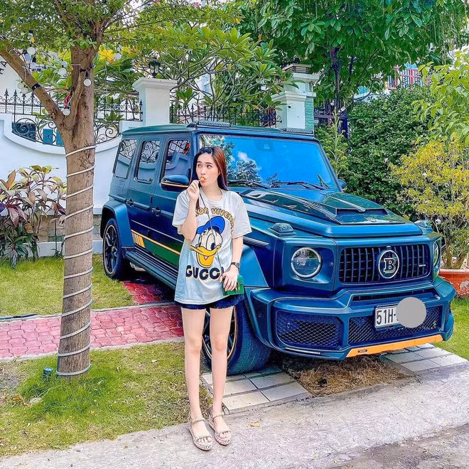 Nét biểu cảm nhẹ nhàng cùng cách pose đơn giản nhưng những bức ảnh của Đoàn Di Băng bên những chiếc siêu xe mà gia đình cô sở hữu vẫn nhận được lượng tương tác cao từ netizen.