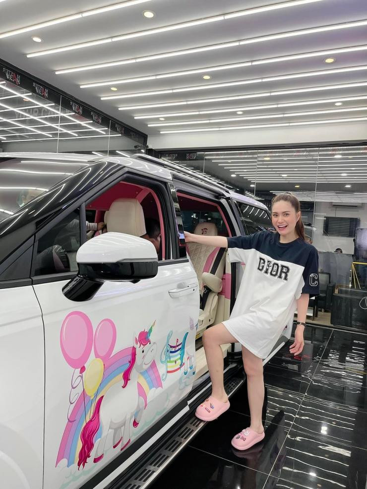 Thậm chí, nhiều người còn truyền tai nhau rằng, gia đình Đoàn Di Băng nổi tiếng mua siêu xe như "mua rau ngoài chợ".