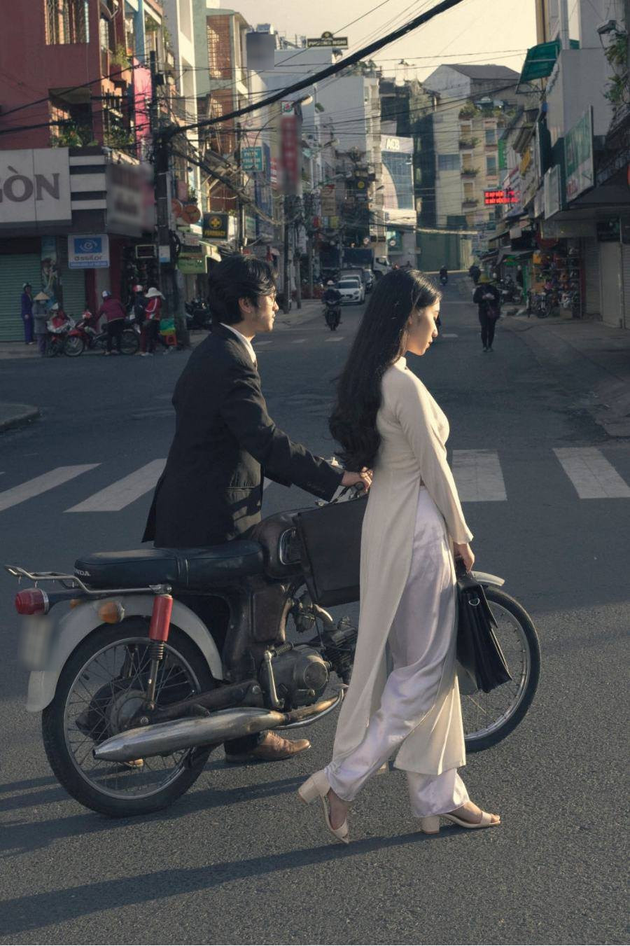 Đặc biệt, để bức ảnh thêm phong phú hơn, không thể thiếu những món đồ thể hiện không khí Tết như giỏ hoa, lì xì đỏ, cành đào, cành mai...