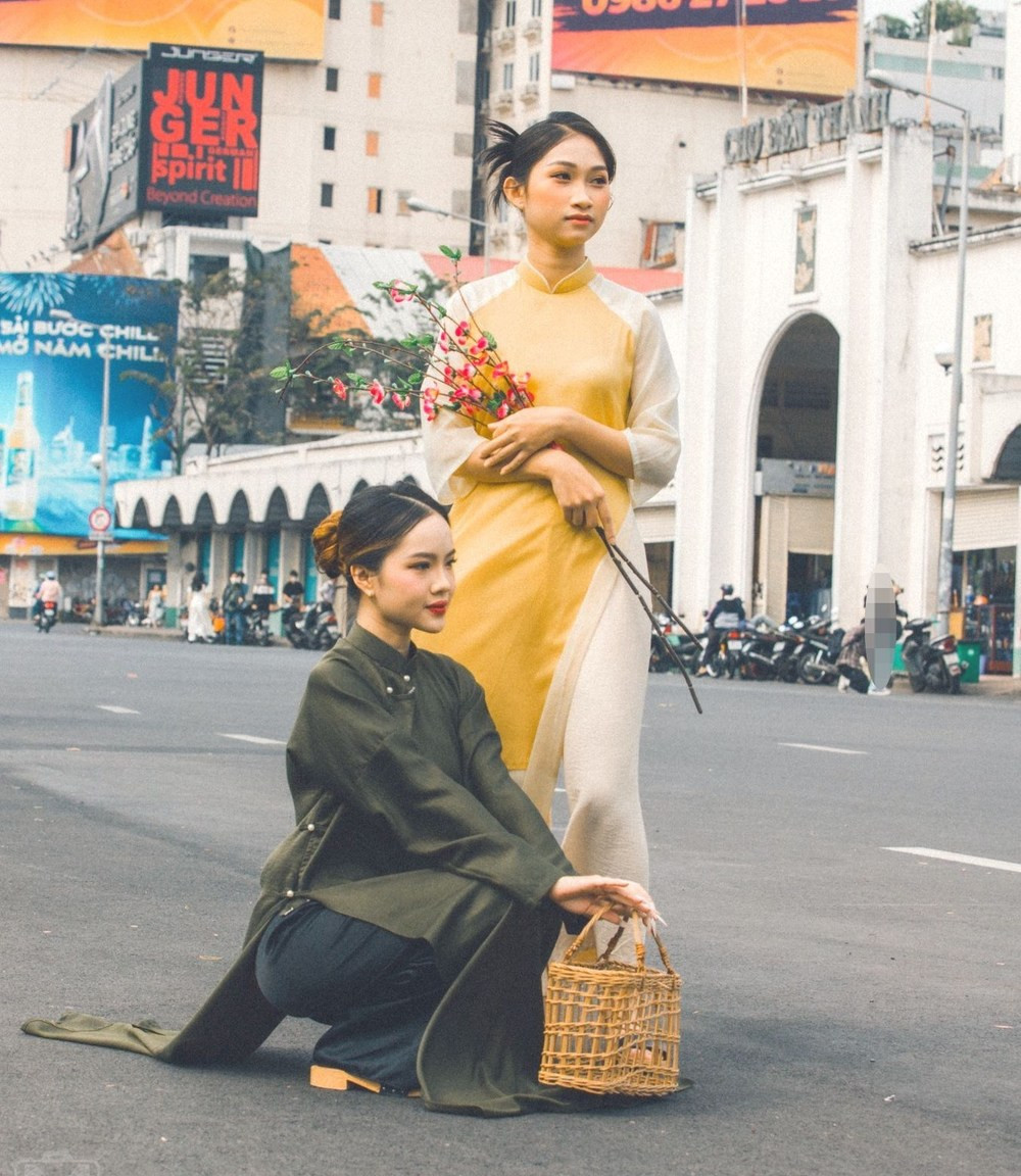 Nếu muốn tạo thêm nét hoài cổ đặc trưng cho bộ ảnh, mọi người có thể lựa chọn những địa điểm nổi tiếng, mang tính biểu tượng văn hoá của Sài Gòn như chợ Bến Thành (quận 1), chợ hoa Hồ Thị Kỷ (quận 10), (chợ Tôn Thất Đạm (quận 1), chợ Hoà Bình (quận 5), Bưu điện trung tâm Sài Gòn (quận 1), Dinh Độc Lập (quận 1)...