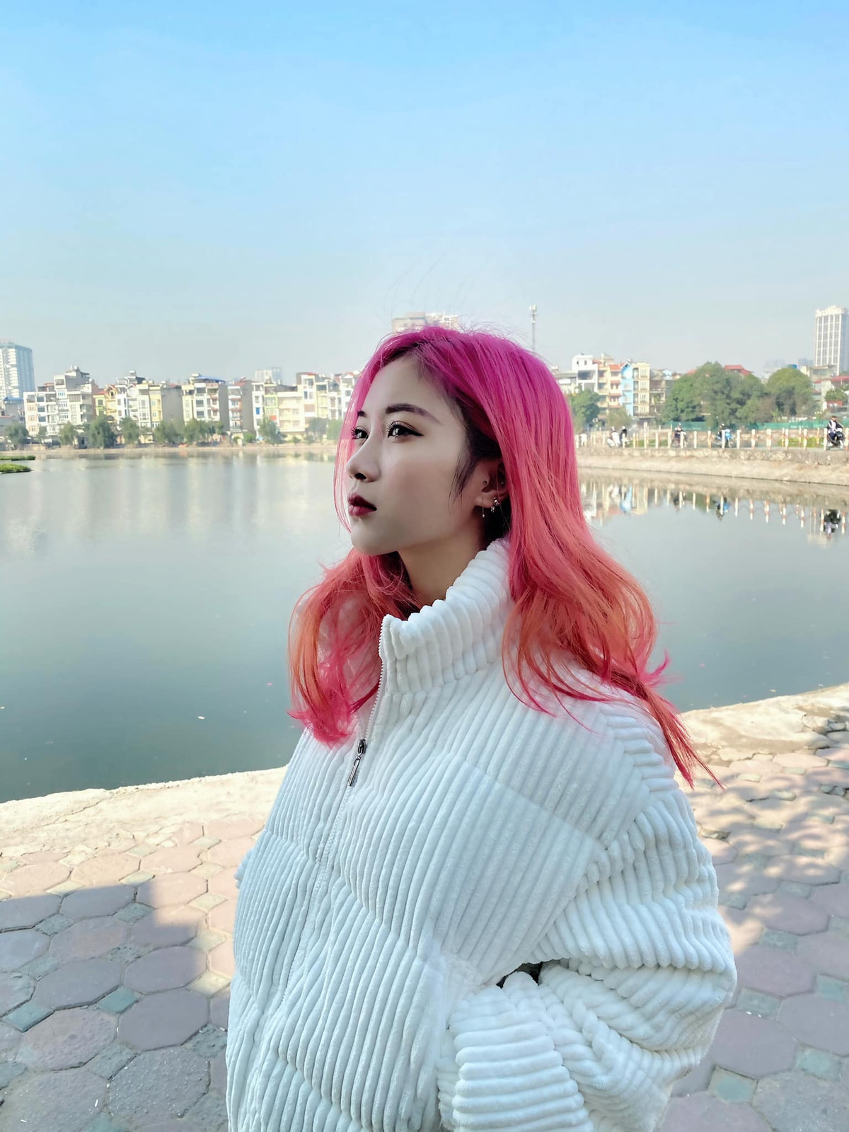 Chính điều trên đã làm nổi bật sự đối lập hoàn toàn với Nắng ở thời điểm hiện tại, mang đến cho người hâm mộ cảm giác mới mẻ và thu hút.