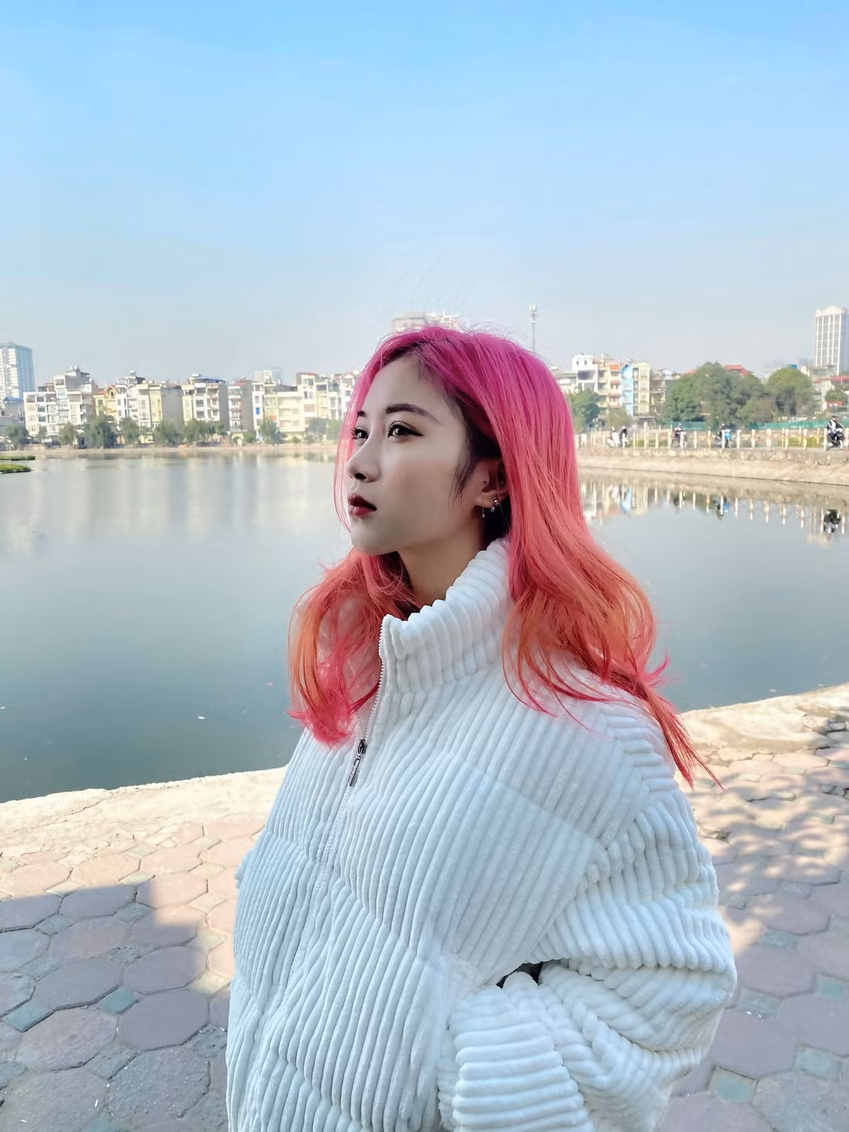 Chính điều trên đã làm nổi bật sự đối lập hoàn toàn với Nắng ở thời điểm hiện tại, mang đến cho người hâm mộ cảm giác mới mẻ và thu hút.