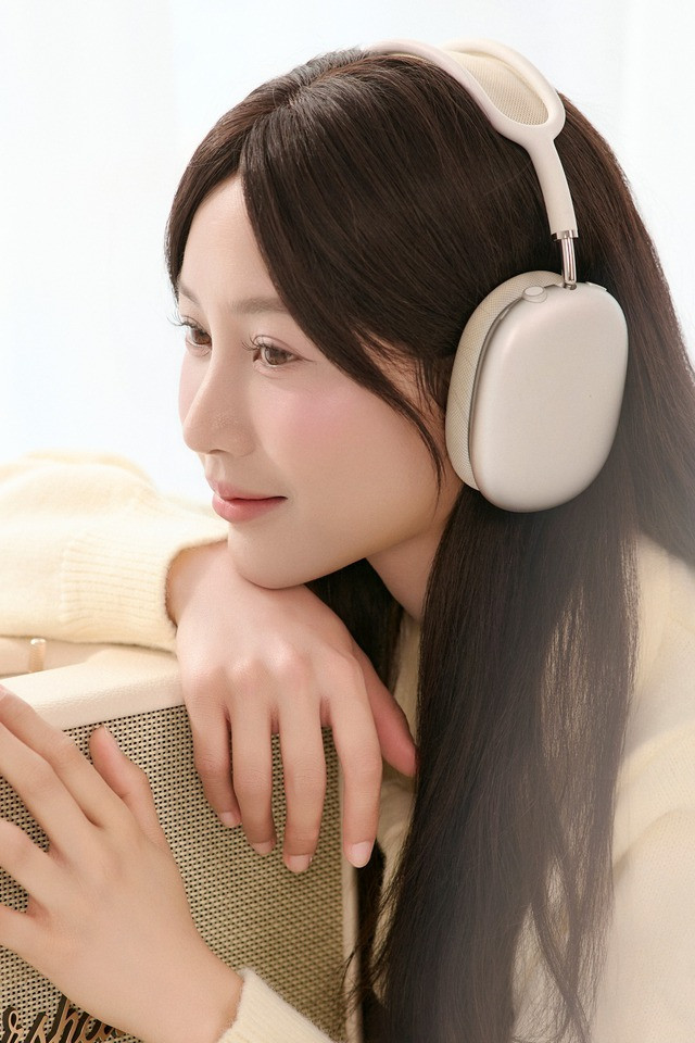 Loạt khoảnh khắc đậm chất "nàng thơ" của nữ streamer Nắng (Đàm Thanh Huyền) không chỉ dừng lại ở vẻ ngoài xinh đẹp, mà còn thể hiện qua những biểu cảm tinh tế, dịu dàng, đầy nữ tính, không kém phần cuốn hút.