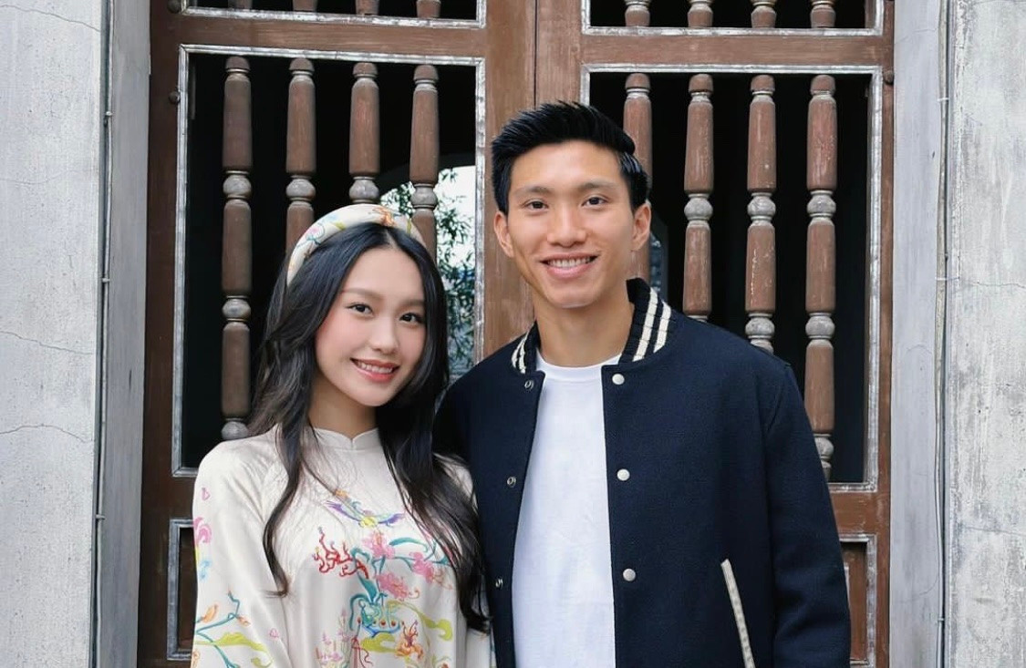 Top 10 Hoa hậu Việt Nam 2020 đáp: "Thì em mặc kệ, ngồi yên và quan sát xem người yêu em có phản ứng như nào. Một là em có nửa kia tuyệt vời. Hai, em loại được một người kém cỏi ra khỏi cuộc sống của em. Cả hai trường hợp em đều là người có lợi, yên tâm".