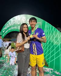 Và phải tới ngày 15/8 vừa qua, Văn Hậu mới xả loạt hình tình tứ của mình bên Doãn Hải My, chính thức xác nhận mối quan hệ.