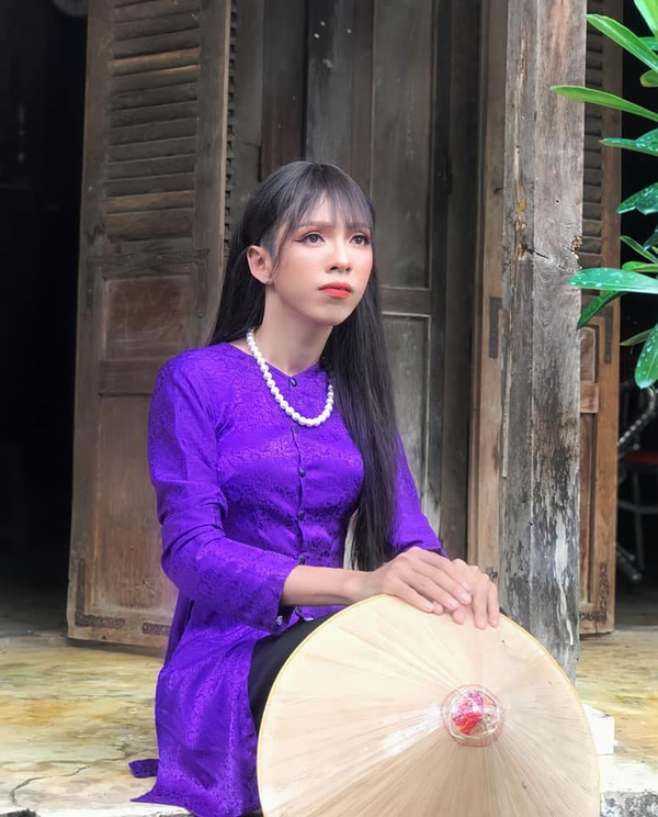 Trong hai bức ảnh mới được đăng tải, Thành Ý tiếp tục hóa thân thành một cô gái xinh đẹp với mái tóc đỏ cá tính cùng phong cách trang điểm sắc sảo.