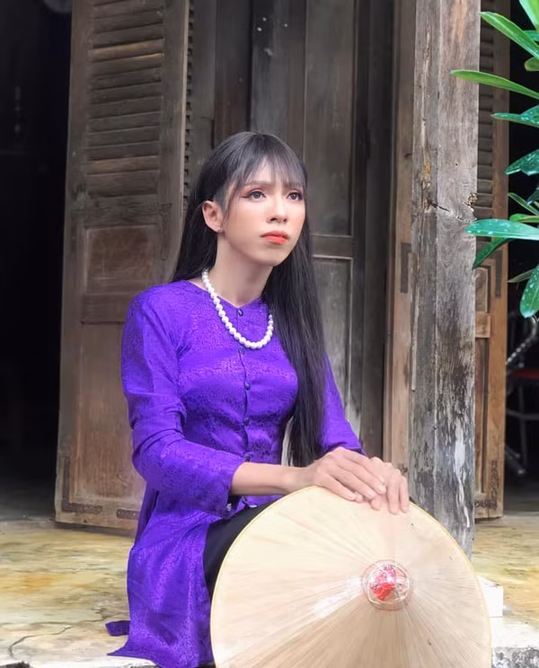 Trong hai bức ảnh mới được đăng tải, Thành Ý tiếp tục hóa thân thành một cô gái xinh đẹp với mái tóc đỏ cá tính cùng phong cách trang điểm sắc sảo.