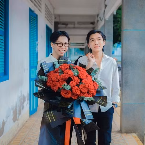 Đa phần mọi người đều bày tỏ sự yêu thích, dành nhiều lời khen cho ngoại hình khác lạ, bắt mắt, cùng trình độ trang điểm chuyên nghiệp của hot TikToker “triệu view”.