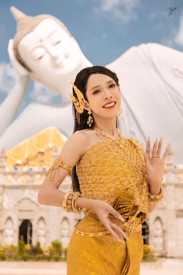 Đính kèm tấm hình, hot TikToker viết một dòng trạng thái ngắn ngủi: “1h đổi”.