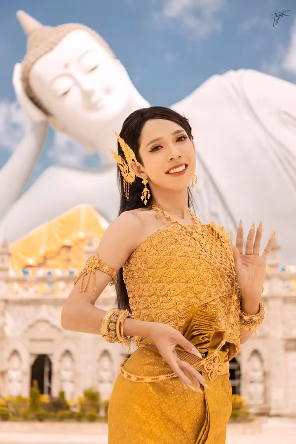 Đính kèm tấm hình, hot TikToker viết một dòng trạng thái ngắn ngủi: “1h đổi”.